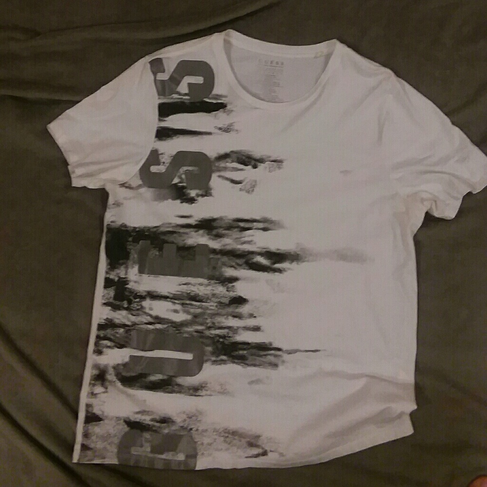 Guess tshirt